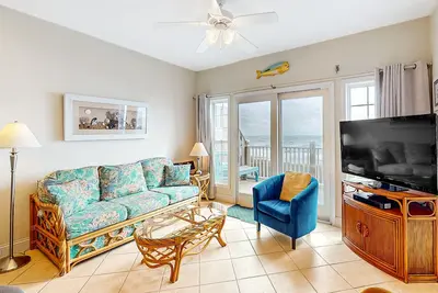 Image de Bright and lovely condo with ocean views from balcony - access to pool/hot tub