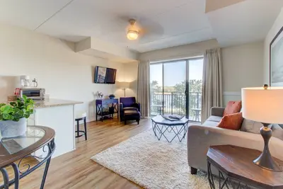 Image de Downtown condo w/balcony view of Cape Fear River & Battleship North Carolina