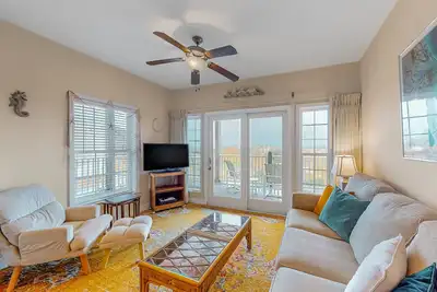 Image de Oceanfront condo with private balcony, hot tub, outdoor pool, & pool table