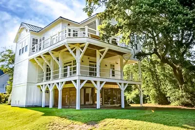 Image de Spacious home near the coast with outdoor shower, balconies, dock access, & Ac