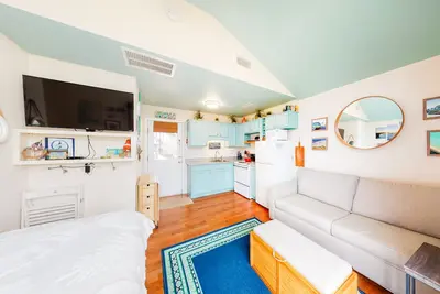 Image de Oceanfront escape for two with fast WiFi, central Ac, & easy beach access