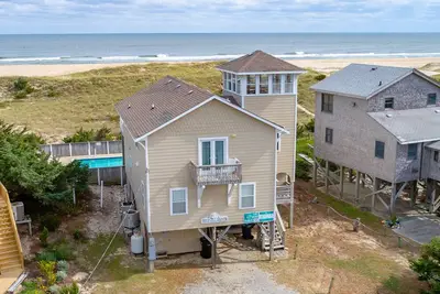 Image de Luxury beach home with beach view, private hot tub, & fireplace