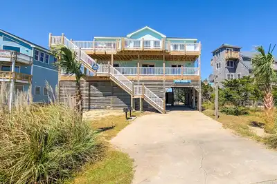 Image de Spacious home with private hot tub, pool, & deck