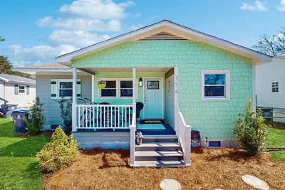 Image de Dog-friendly coastal home with enclosed yard, fire pit and close to beach