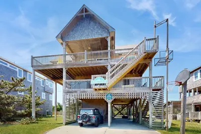 Image de Ocean view home with private hot tub, ocean view, pool access, W/D, and WiFi