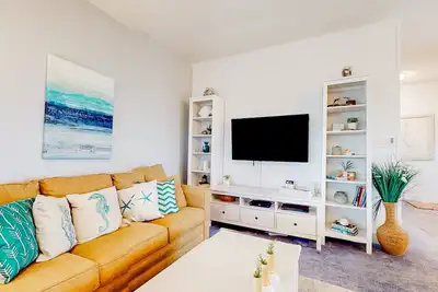 Image de Incredible waterfront condo with amazing ocean views, pool, deck, & beach access