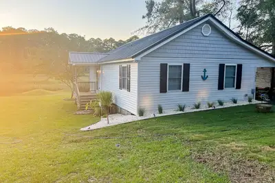 Gorgeous creekside cottage with firepit, board games, dock, deck, & washer/dryer