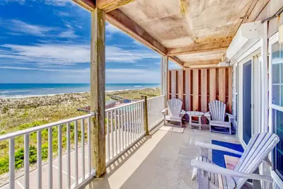 Image de Second-floor oceanfront home with outdoor pool, hot tub, pool table, & W/D