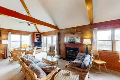 Image de Oceanfront home with amazing ocean views, hot tub, pool access & ping-pong