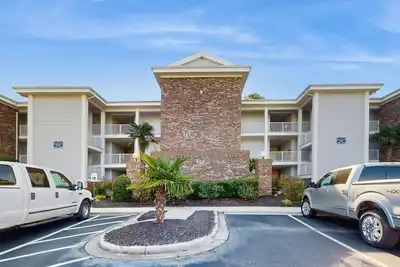 Image de Beach-themed retreat with outdoor pool, gym, patio & Ac - snowbird-friendly