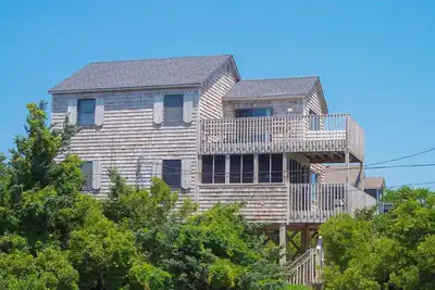 Image de Classic, Dog-Friendly Home w/ Ac, Shared Pool, High-Speed WiFi - Steps to Beach