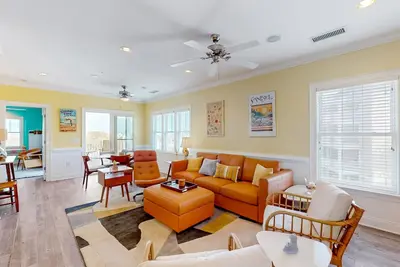 Image de Vibrant beach retreat with washer/dryer, central Ac, deck, & pool access