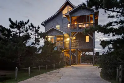 Image de Dog-friendly vacation home right off the sound with a private hot tub