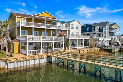 Image de Beautiful waterfront home with private dock and large deck for sunbathing
