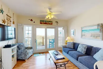 Image de Inviting beachfront condo featuring hot tub & pool, central Ac, elevator, & deck