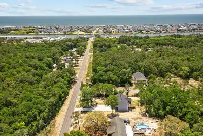 Image de 2-story coastal home with 2 grills, screened porch, outdoor showers, W/Ds, & Ac