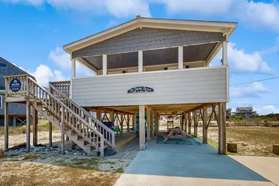 Image de Ocean-view home steps from the beach with deck, outdoor shower, & central Ac