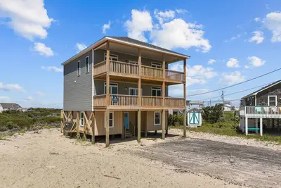 Image de Dog-friendly home with an ocean view, deck, private hot tub, & pool access