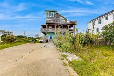 Image de Towering beach house with private pool, hot tub, decks & ocean views