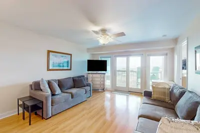 Image de Ocean view condo with pool access, furnished balcony, & central Ac