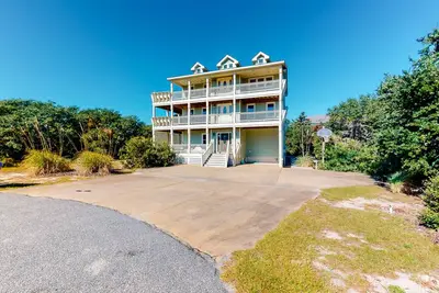 Image de Sound-view home with private pool, hot tub, fireplace, pool table & central Ac