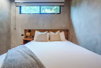 Image de Bali Style 2-bedroom with salt water Pool, deck, outdoor bathtub, yoga deck