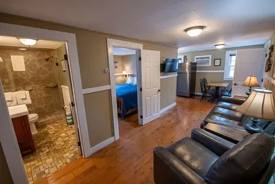 Image de Plan your Ogunquit getaway at Captain's Quarters, a cozy dog-friendly motel just a short walk to the beach and downtown. Family-owned with only five rooms, linens, towels, and everything you need for a comfortable coastal stay.