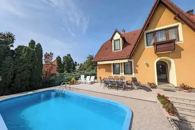 Image de Maison de vacances avec piscine extérieure, barbecue et grand jardin