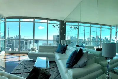 Image de Stunning Penthouse Retreat with Epic Lake & Cn Tower Views – Your Dream Toronto