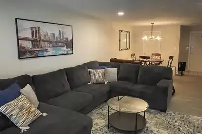 Image de Walkable to Hospital and Businesses Family-friendly- 2 Br/2 Bath Condo w/Parking