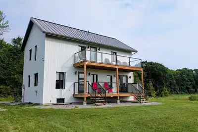 Image de Peaceful 3-Bedroom Country Getaway on 36 Acres in Rideau Lakes Township.