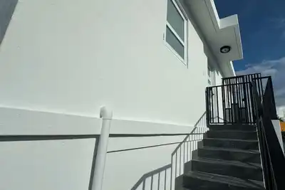 Image de Modern 2-Bedroom Apartment in Levittown • Close to Beach & Boulevard