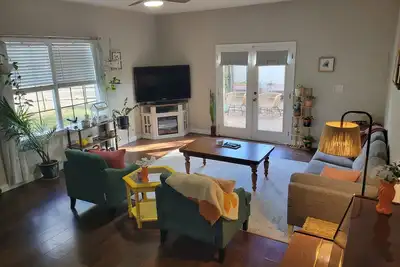 Image de Cozy Courtyard & fenced yard - 2 blocks from Expo!