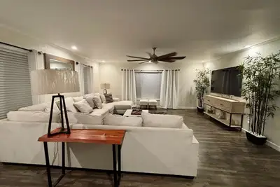 Image de Riverside Retreat – Spacious 3br/3ba Home on 2. 5 Acres. Located near beaches!