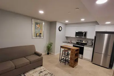 Image de Feel At Home — Spacious 1br/1ba with all the Comforts You Need (12mins from Yyc)