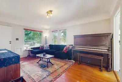 Image de Serene single-level home with piano, patio & creative spaces