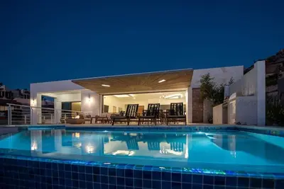 Image de Beautiful New Contemporary Villa!