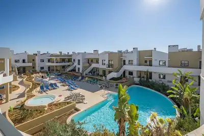 Image de 2br Albur Village with Pool & Balcony