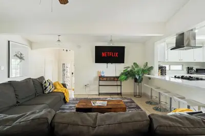 Image de 10 minutes to Safari Family Vacation with Backyard Games. Pet-Friendly