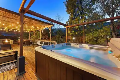 Image de Iconic Retreat Basketball Court Hot Tub Game Loft