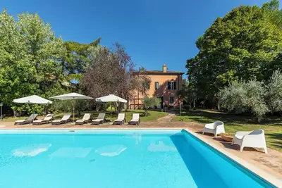 Image de Frescoed 19-century Villa. Family gatherings. Air conditioning