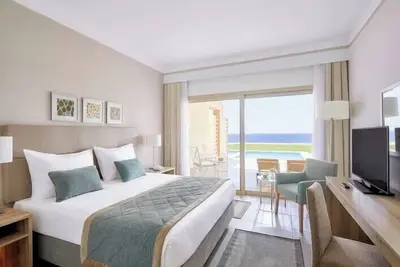 Image de Comfort & Relaxation Await in This Airy Family Deluxe Queen Room w/ Pool View