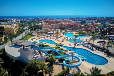 Image de Seaside Elegance Meets Relaxation in This Stylish Queen Room w/ Side Sea Views