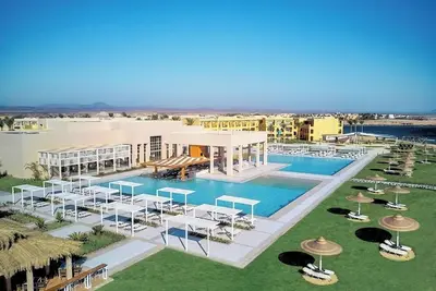 Image de Soak in the Beauty of the Red Sea in This Airy & Comfortable Queen Room