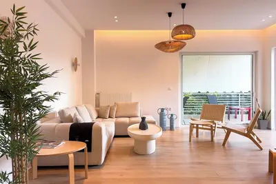 Image de Bright & Airy Flat in Voula Center