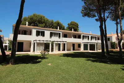 Image de New Listing! Renovated apartment 3 minute walk to the beach  Julieta 4