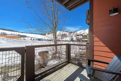 Image de Base Camp 105. Ski-in / Ski-out. Steps to lift.