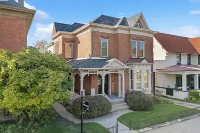 Image de Spacious 5-bedroom, 2 bath historical house, just 8 minutes from Wec.