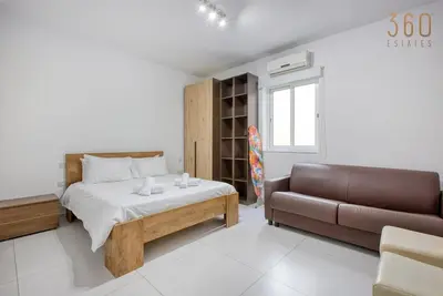 Image de Spacious Paceville Apt for Groups, sleeps 10 w/Ac!