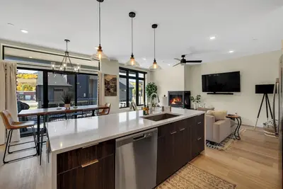 Image de Newly Constructed Condo along the Blue River